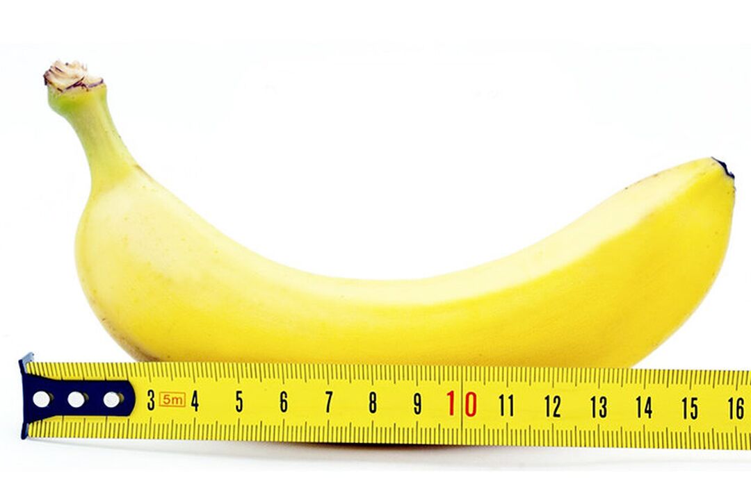 un plátano cunha regra simboliza a medida do pene despois da operación